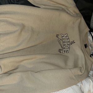 Embroidered Nike creamed color sweatshirt